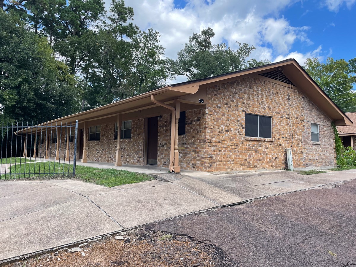 704 Cline Street Huntsville, TX 77340 - Photo 3 of 21 a front view of a house with a garden