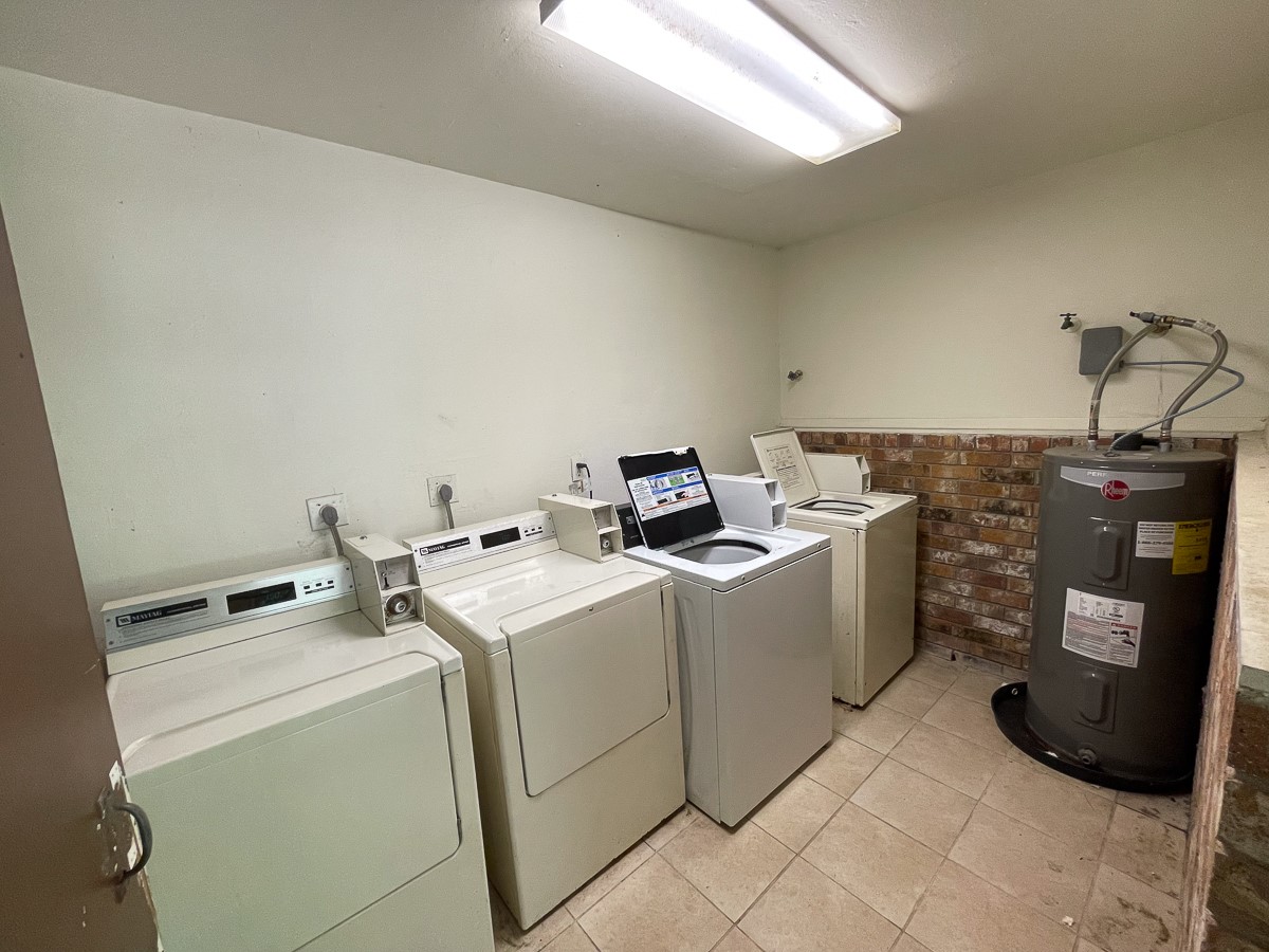 704 Cline Street Huntsville, TX 77340 - Photo 5 of 21 a utility room with dryer and washer