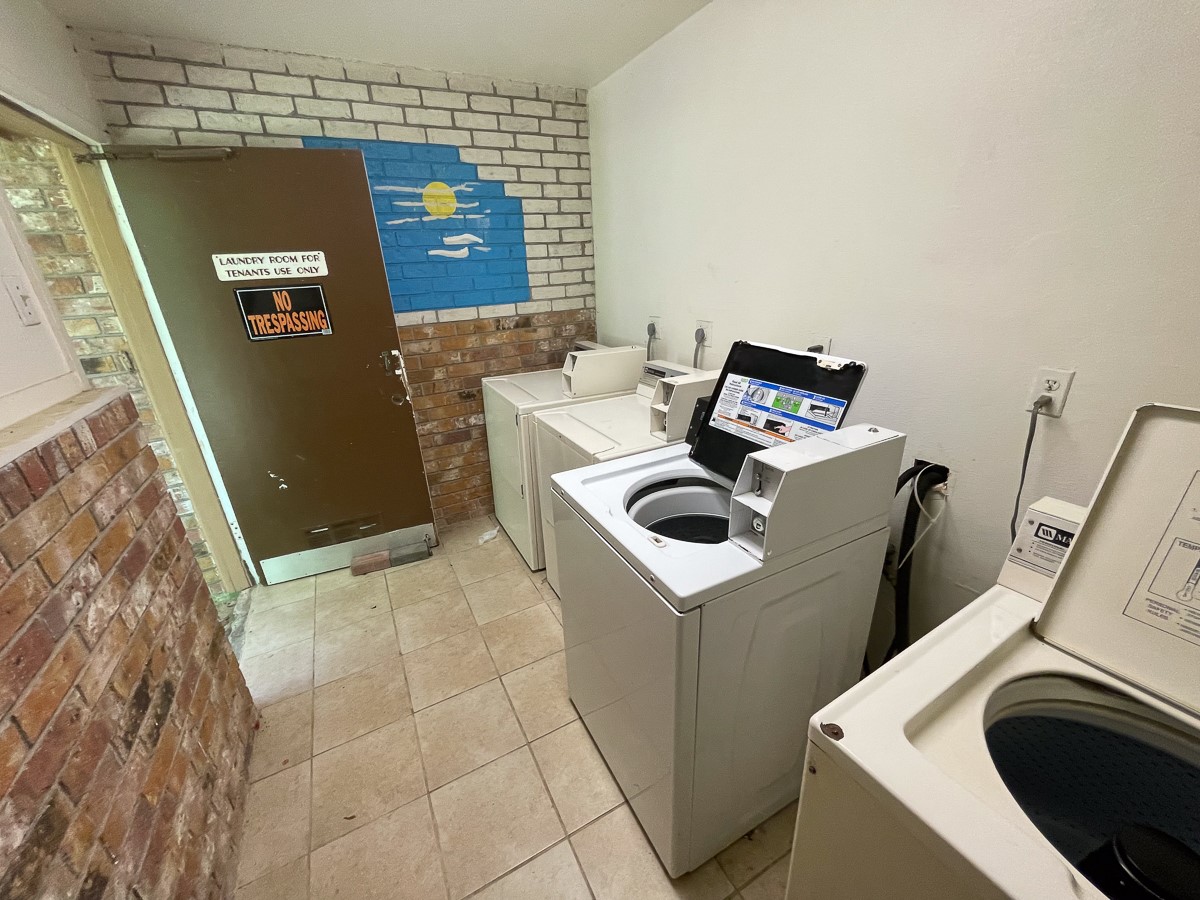 704 Cline Street Huntsville, TX 77340 - Photo 6 of 21 a utility room with dryer and washer