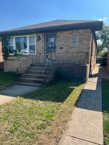 a front view of house with yard