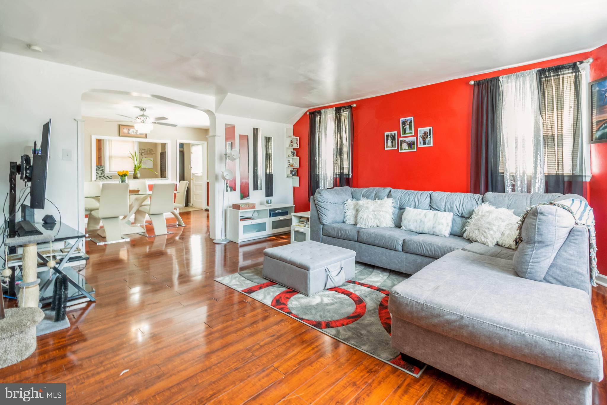 8001 Temple Road Philadelphia, PA 19150 - Photo 4 of 26 Living room