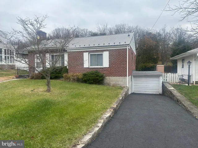 a view of a house with backyard and a garden