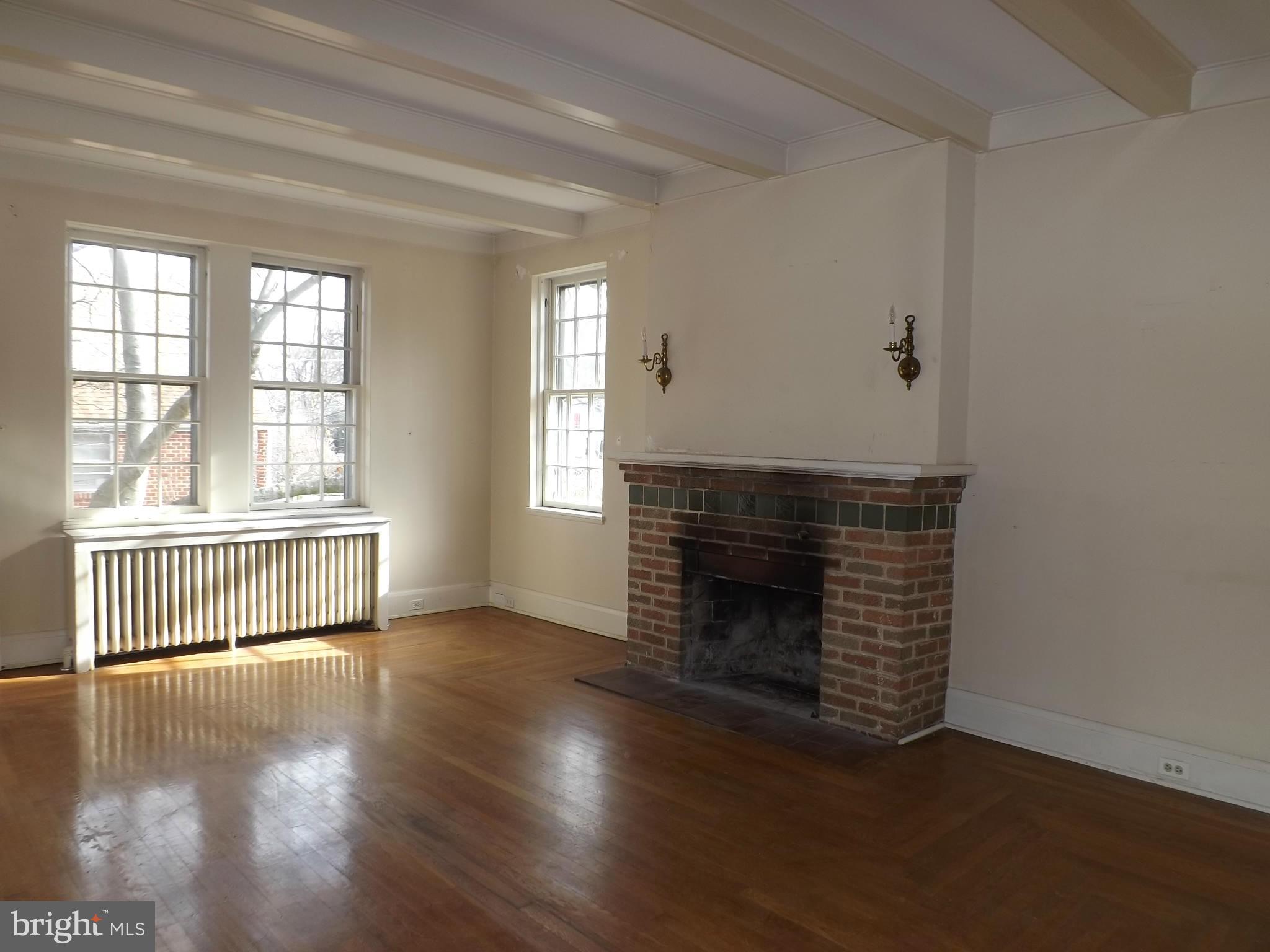 1810 Clearwood Road Baltimore, MD 21234 - Photo 4 of 17 Living Room