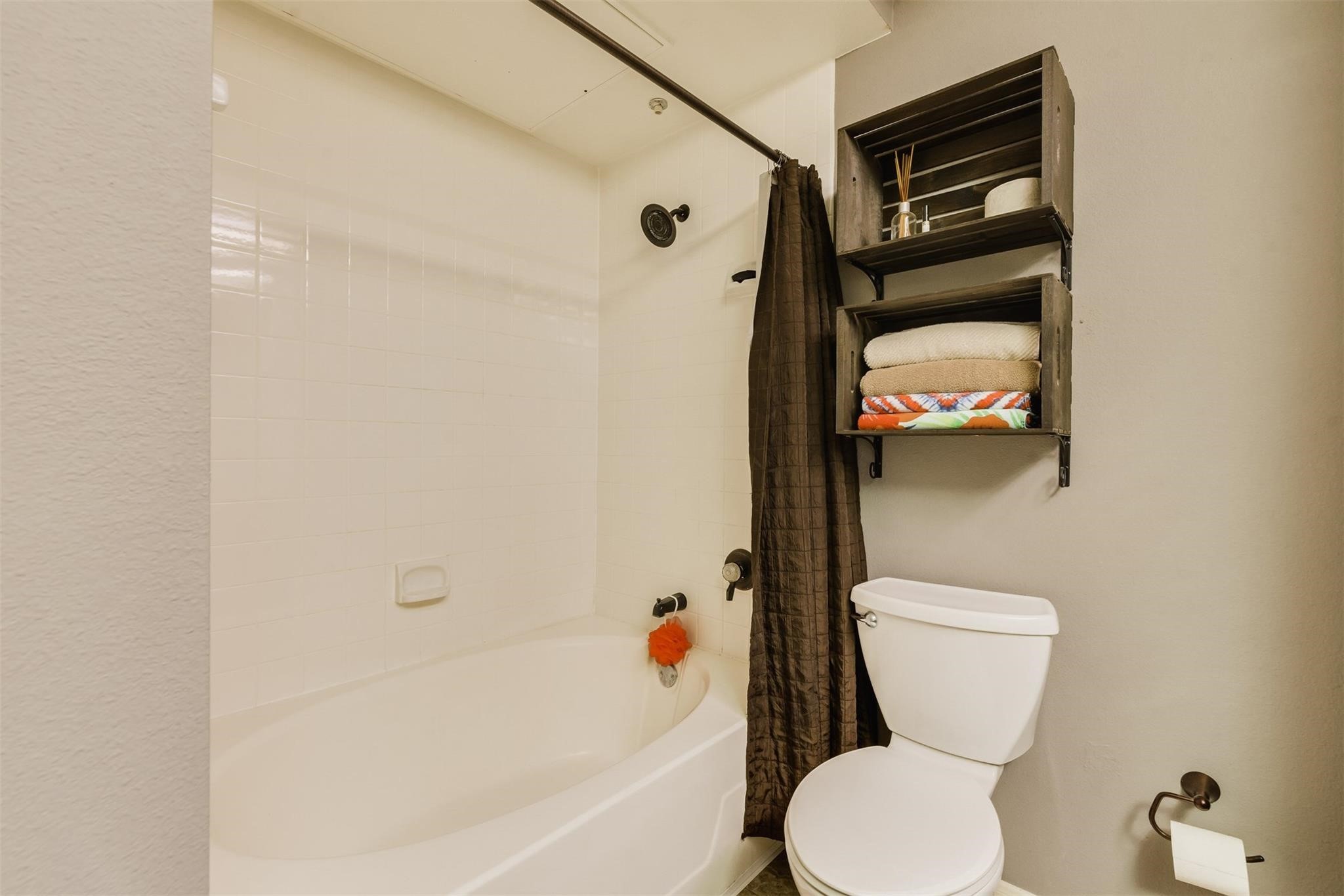 3231 Allen Parkway, Unit 1110 Houston, TX 77019 - Photo 13 of 17 a bathroom with a toilet and a shower