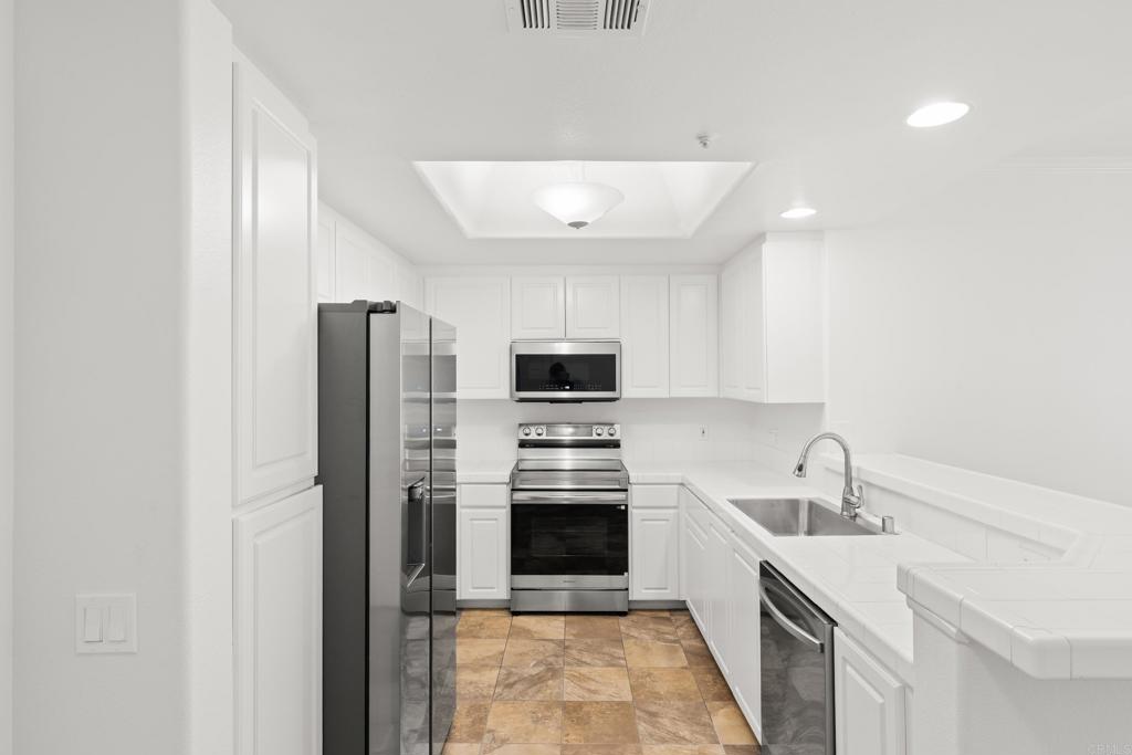 9237 Regents Road, Unit K218 La Jolla, CA 92037 - Photo 14 of 32 Kitchen