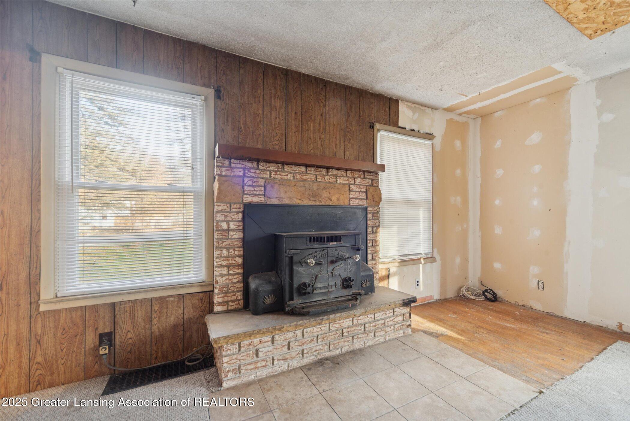 09-15918 Turner Rd Lansing-Windowstill