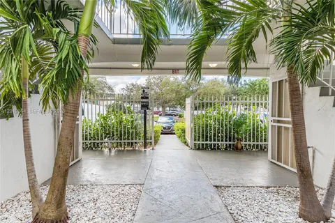 $1,800 | 6905 Rue Vendome, Unit 8, Miami Beach, FL 33141