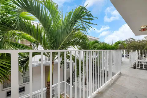 $1,800 | 6905 Rue Vendome, Unit 8, Miami Beach, FL 33141