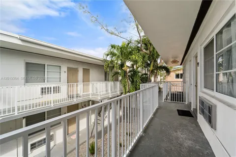 $1,800 | 6905 Rue Vendome, Unit 8, Miami Beach, FL 33141