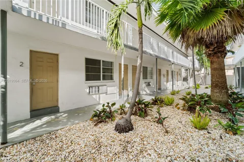 $1,800 | 6905 Rue Vendome, Unit 8, Miami Beach, FL 33141