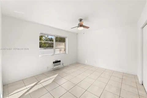 $1,800 | 6905 Rue Vendome, Unit 8, Miami Beach, FL 33141