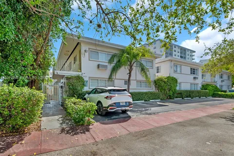 $1,800 | 6905 Rue Vendome, Unit 8, Miami Beach, FL 33141