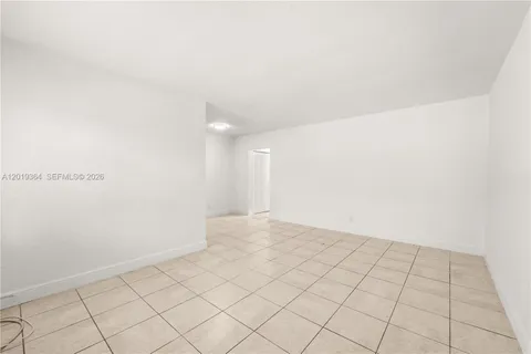 $1,800 | 6905 Rue Vendome, Unit 8, Miami Beach, FL 33141