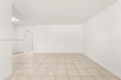$1,800 | 6905 Rue Vendome, Unit 8, Miami Beach, FL 33141