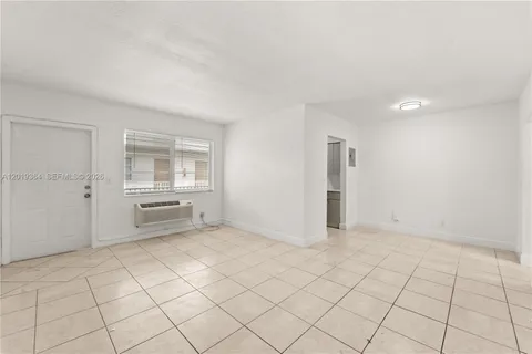 $1,800 | 6905 Rue Vendome, Unit 8, Miami Beach, FL 33141