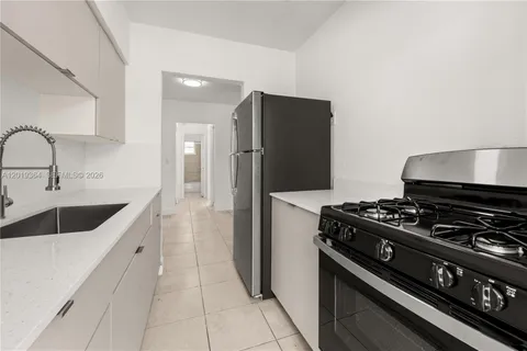 $1,800 | 6905 Rue Vendome, Unit 8, Miami Beach, FL 33141