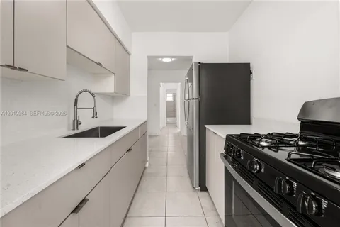 $1,800 | 6905 Rue Vendome, Unit 8, Miami Beach, FL 33141