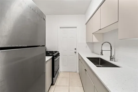 $1,800 | 6905 Rue Vendome, Unit 8, Miami Beach, FL 33141