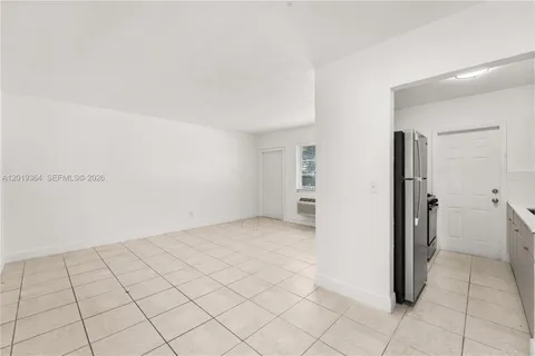 $1,800 | 6905 Rue Vendome, Unit 8, Miami Beach, FL 33141