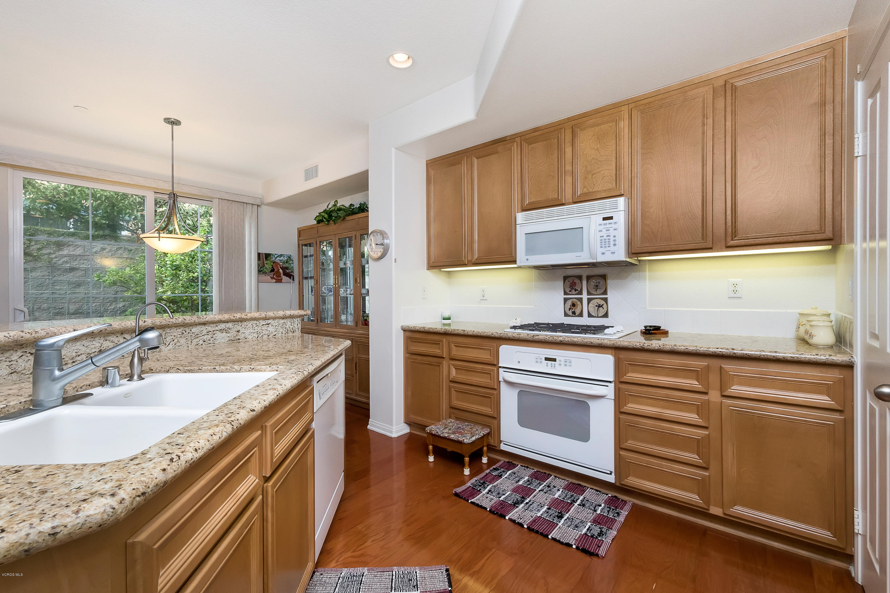 4191 Laredo Lane, Unit B Simi Valley, CA 93063 - Photo 3 of 22 4191 Laredo B-6