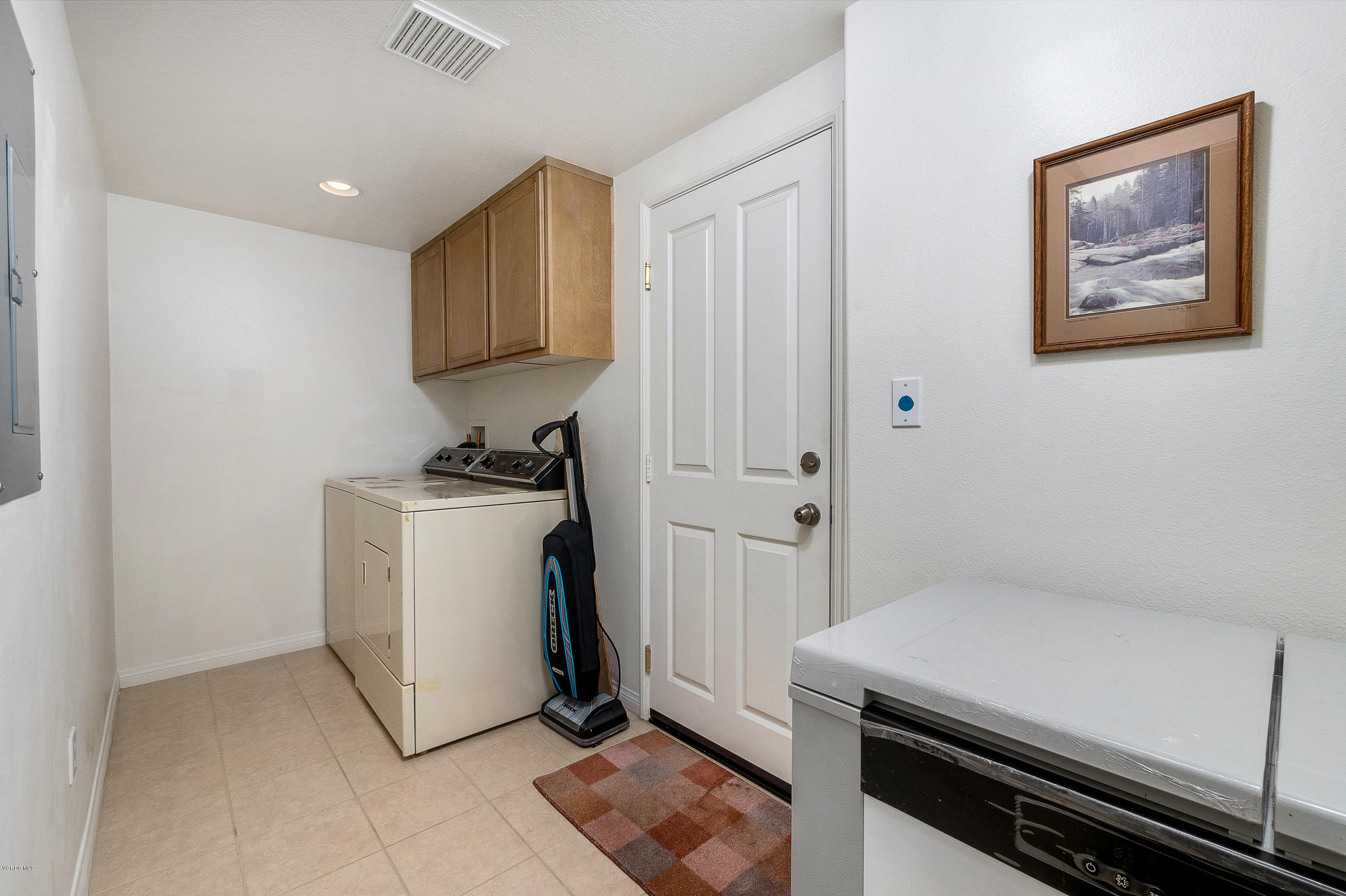 4191 Laredo Lane, Unit B Simi Valley, CA 93063 - Photo 9 of 22 4191 Laredo B-9