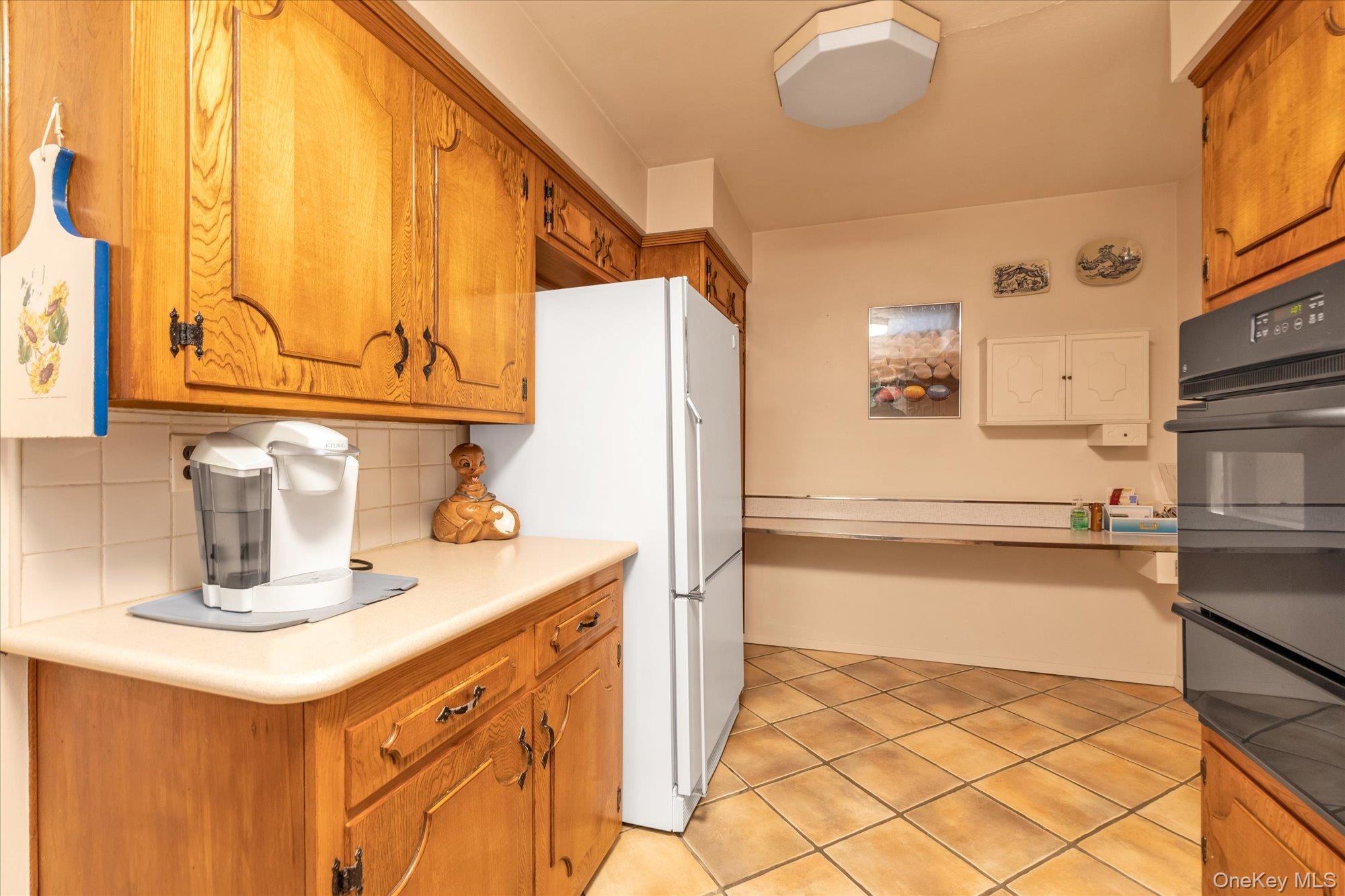 180 Dogwood Road Roslyn, NY 11576 - Photo 7 of 21 a kitchen with a sink a stove and a refrigerator