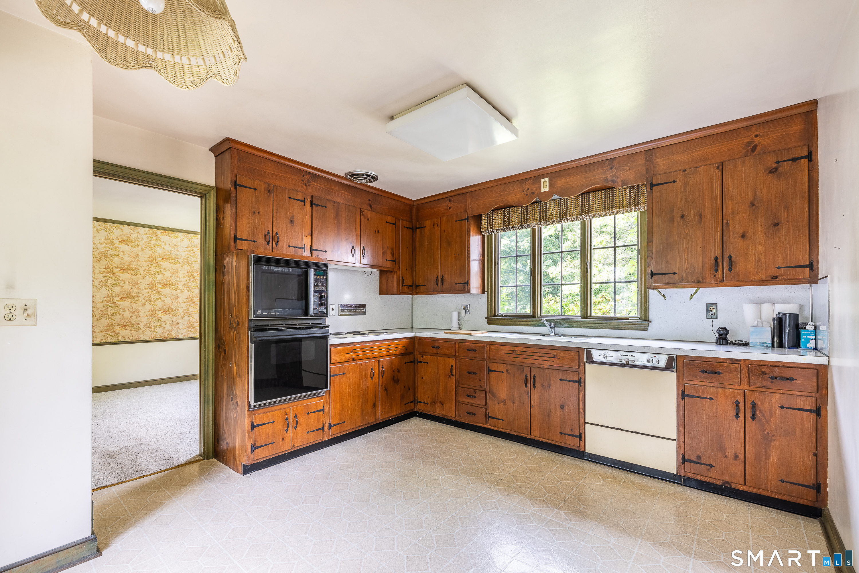 65 Manor Hill Road Stratford, CT 06614 - Photo 9 of 36