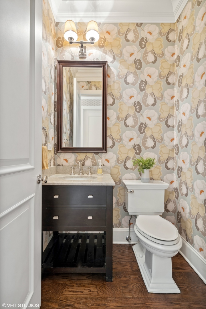 3740 North Wayne Avenue Chicago, IL 60613 - Photo 16 of 55 a bathroom with a toilet a sink and a mirror