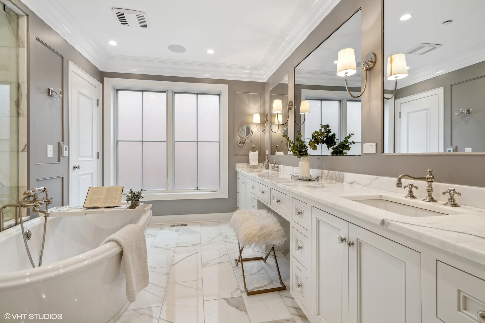 3740 North Wayne Avenue Chicago, IL 60613 - Photo 19 of 55 a bathroom with a granite countertop sink and a bathtub