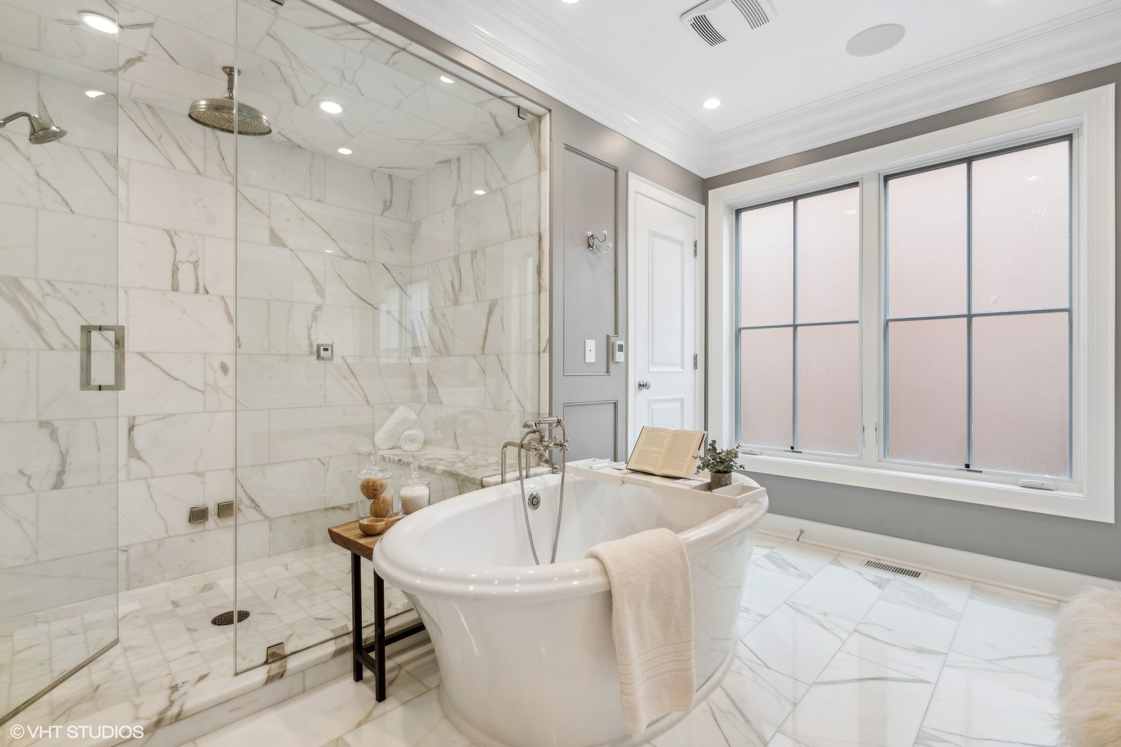 3740 North Wayne Avenue Chicago, IL 60613 - Photo 20 of 55 a bathroom with a bathtub and shower