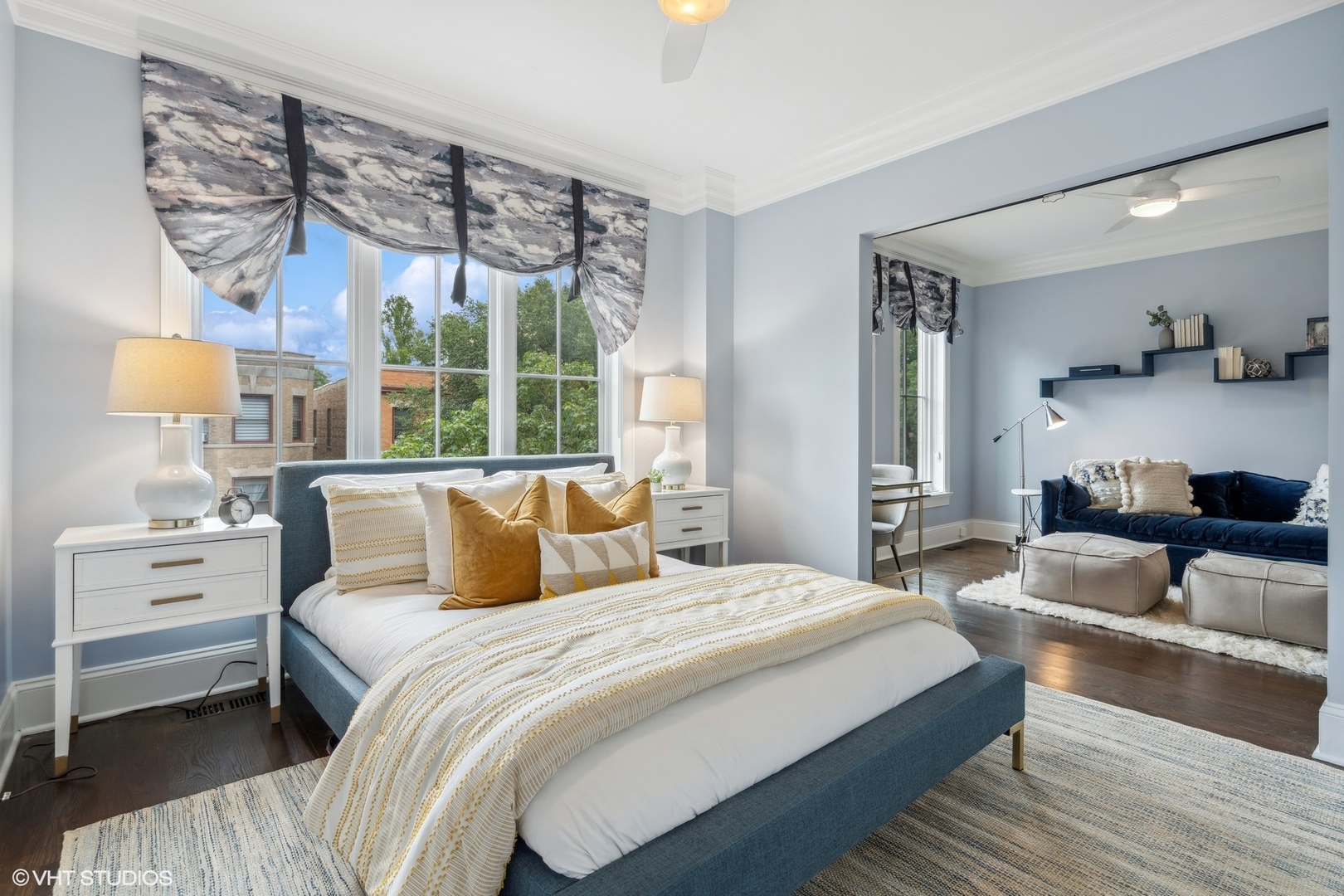 3740 North Wayne Avenue Chicago, IL 60613 - Photo 23 of 55 a bedroom with a bed a table and chair