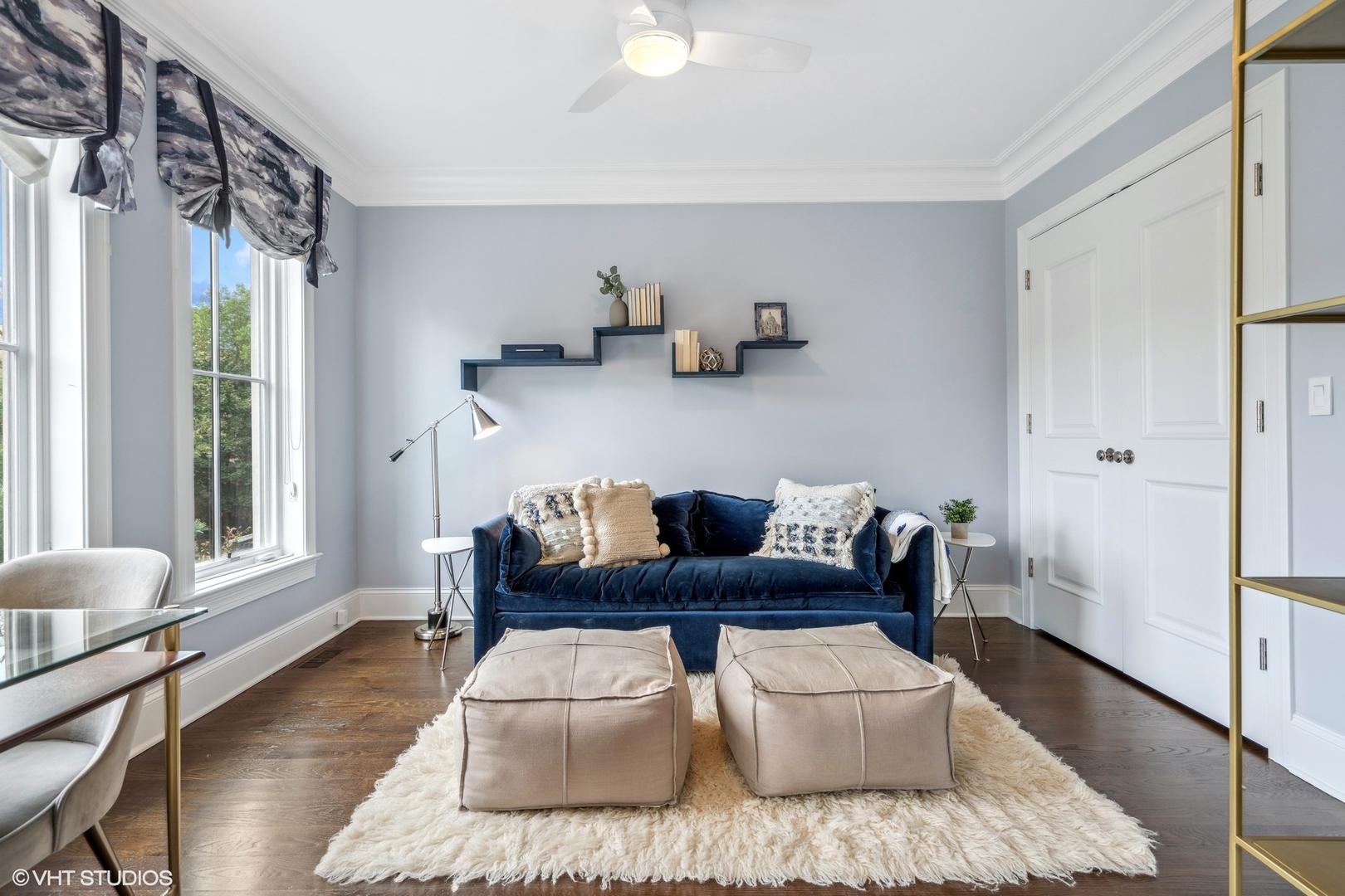 3740 North Wayne Avenue Chicago, IL 60613 - Photo 24 of 55 a living room with furniture and a window