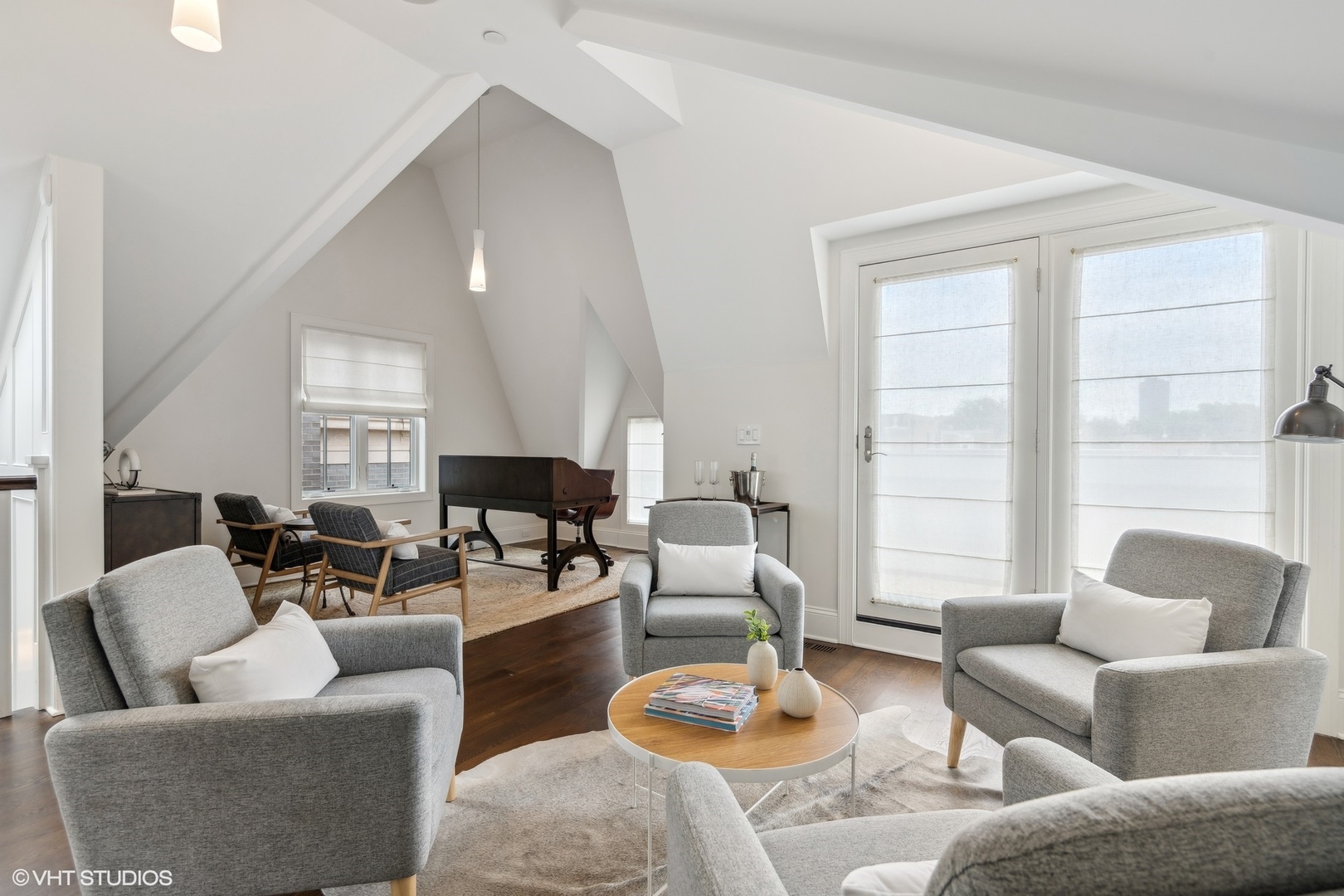 3740 North Wayne Avenue Chicago, IL 60613 - Photo 31 of 55 a living room with furniture and a large window
