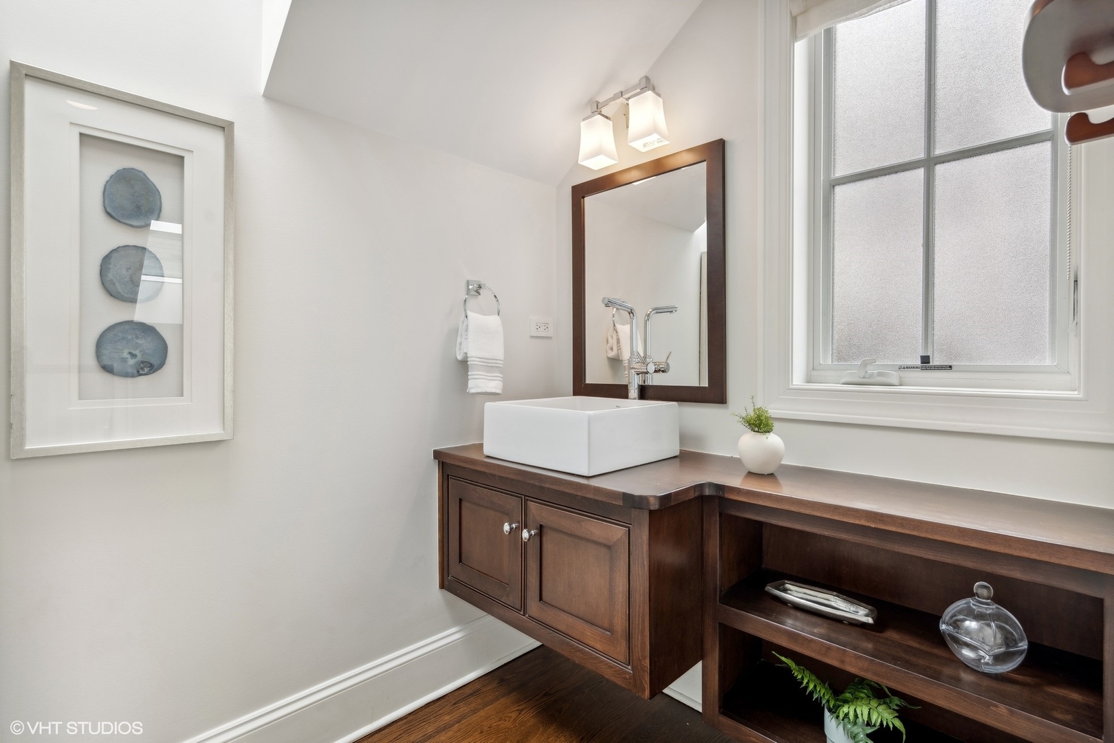 3740 North Wayne Avenue Chicago, IL 60613 - Photo 33 of 55 a room with a sink and a mirror