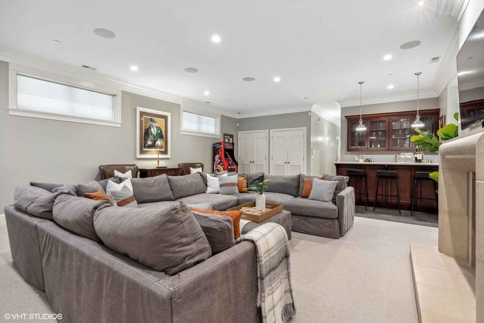 3740 North Wayne Avenue Chicago, IL 60613 - Photo 37 of 55 a living room with furniture kitchen view and a window