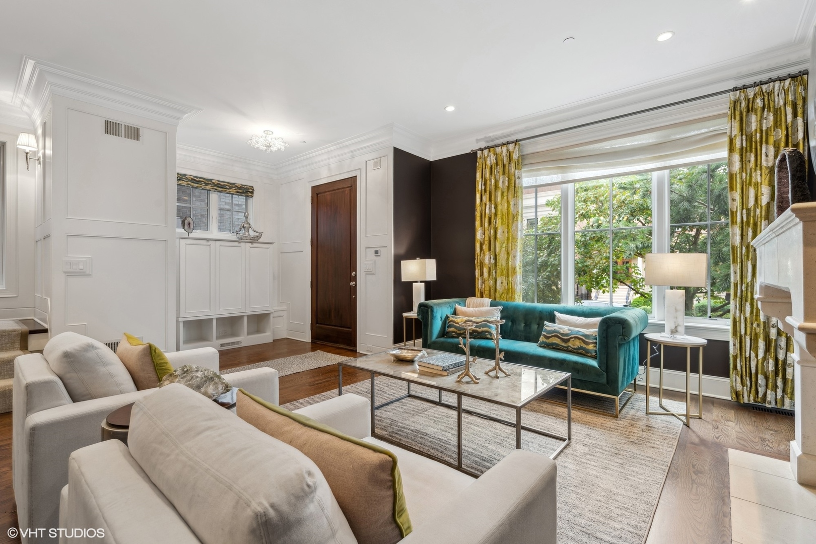 3740 North Wayne Avenue Chicago, IL 60613 - Photo 4 of 55 a living room with furniture and a large window
