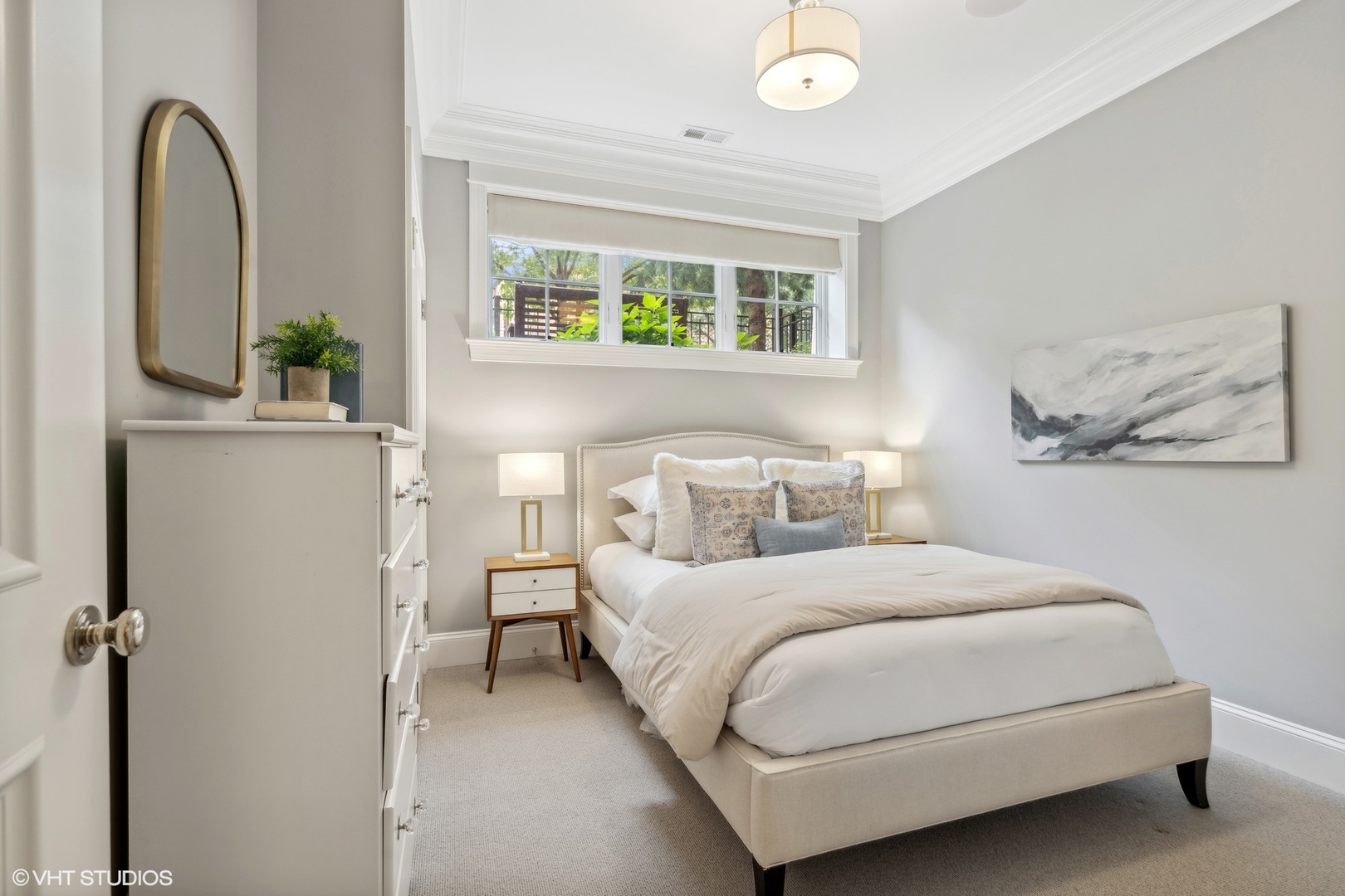 3740 North Wayne Avenue Chicago, IL 60613 - Photo 41 of 55 a bedroom with a bed and a painting on the wall