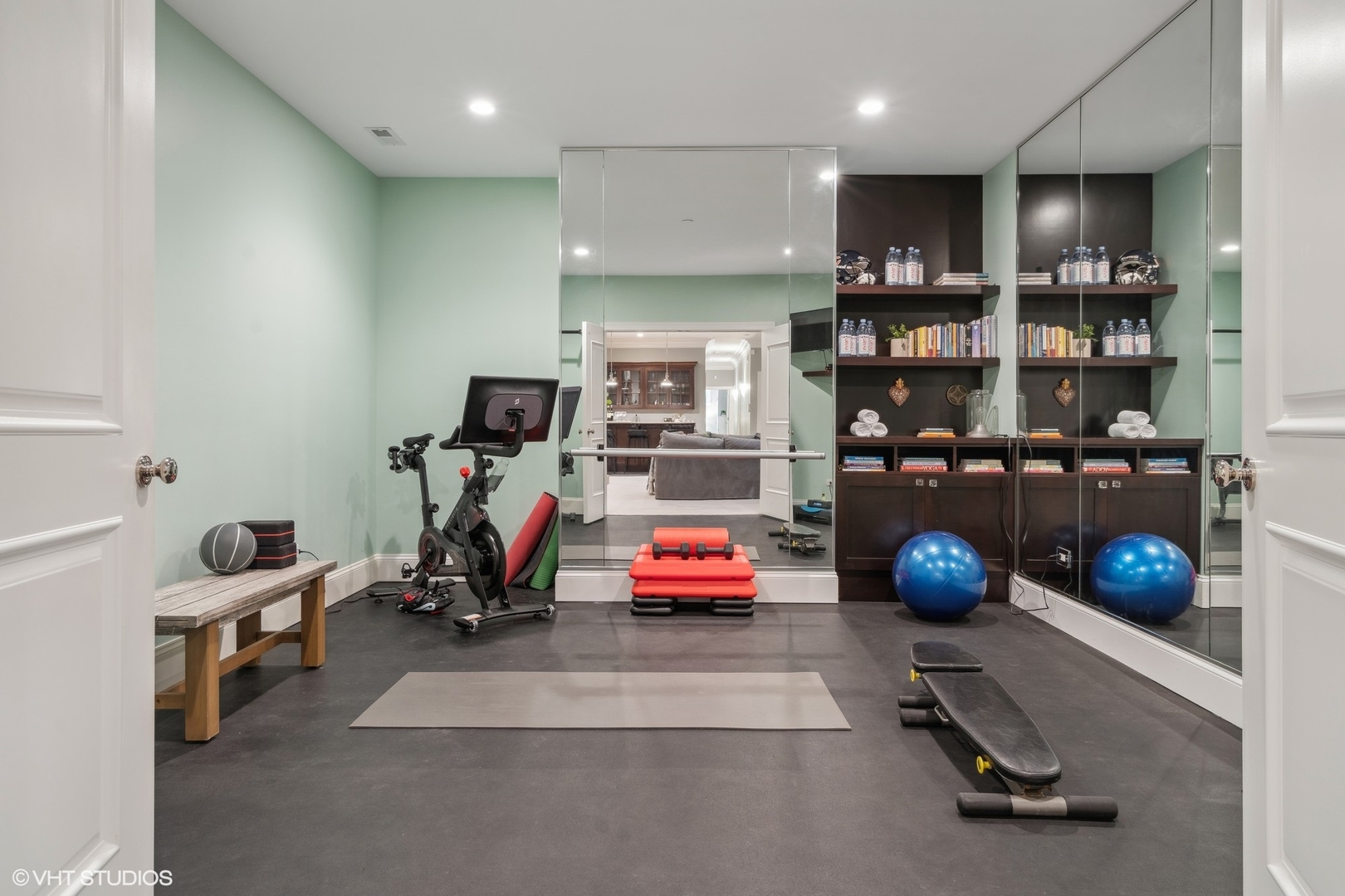 3740 North Wayne Avenue Chicago, IL 60613 - Photo 45 of 55 a room with gym equipment and air hockey table