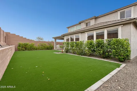 a view of a backyard