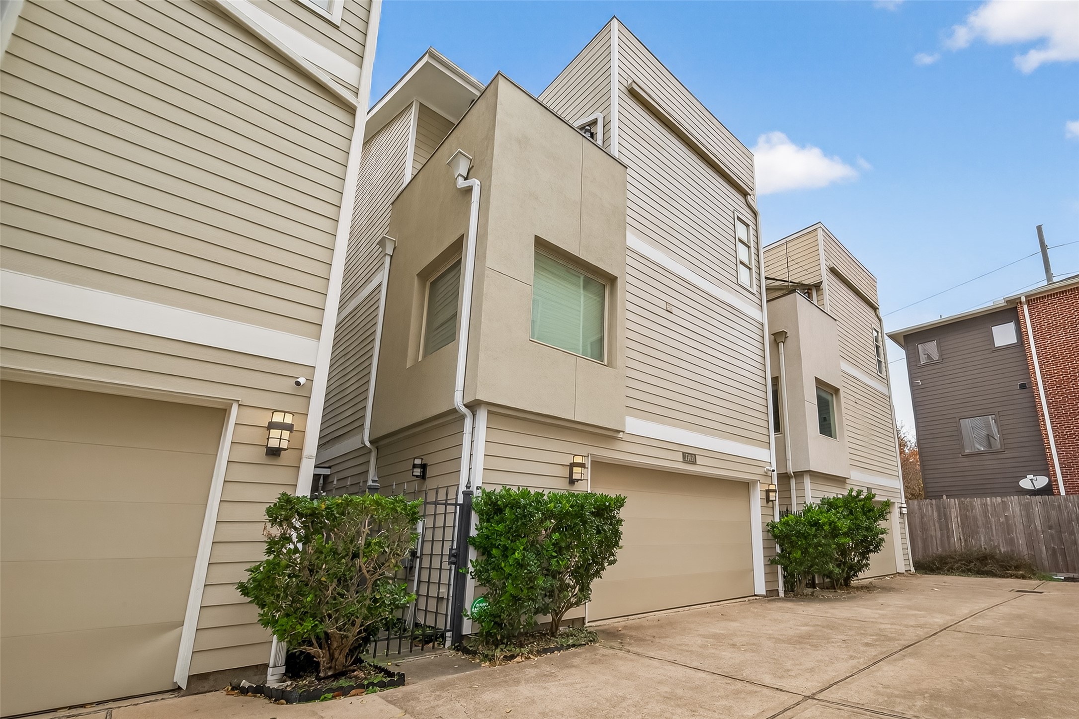 1510 Crockett Street, Unit B Houston, TX 77007 - Photo 2 of 32 a view of a front of house with potted plants