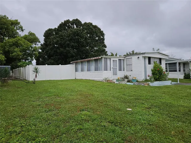 a view of a house with backyard and garden