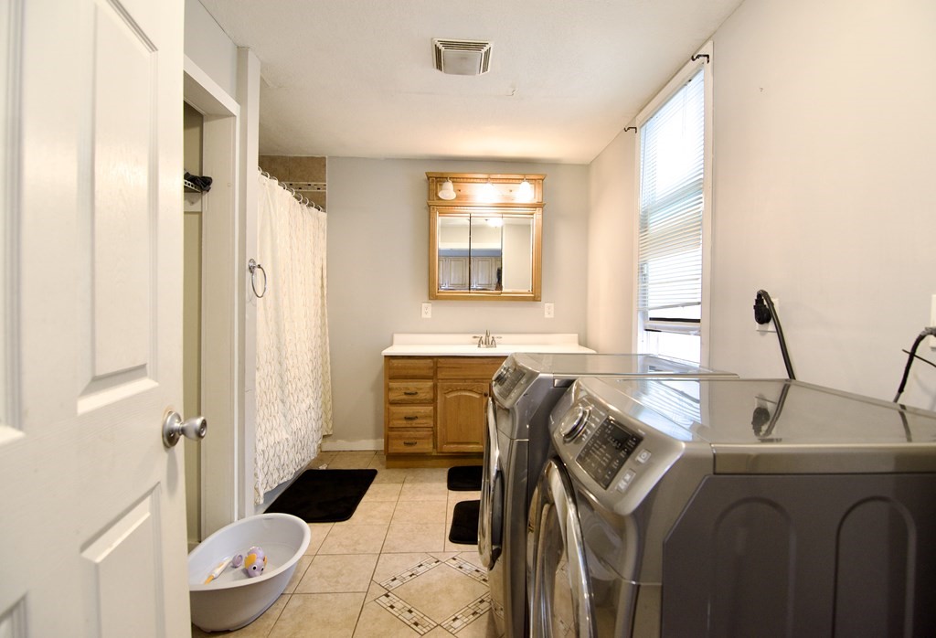 16 Chapel Street Springfield, MA 01109 - Photo 5 of 42 Gallery Image 5