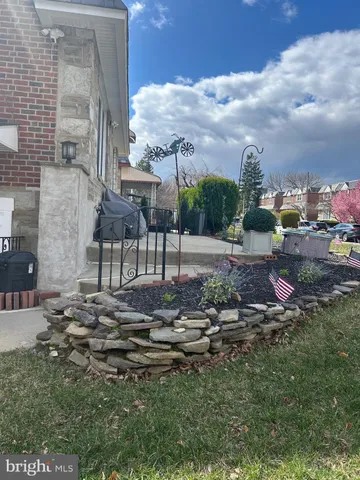 a view of a yard with cars parked