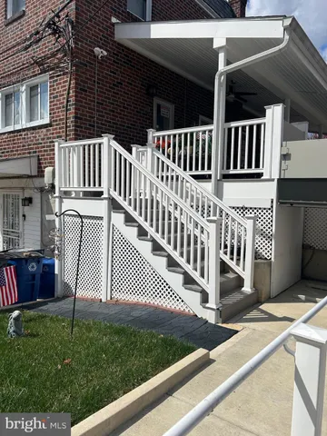 a view of a house with backyard and porch