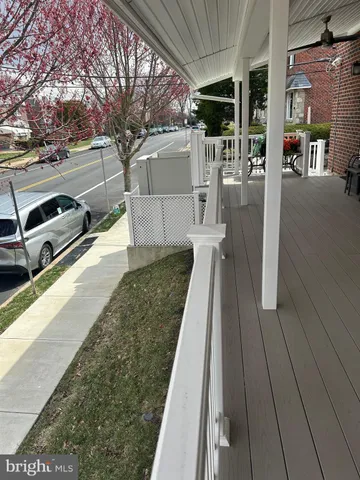 a view of a back yard