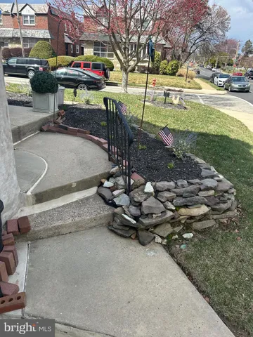 a bench is sitting in the middle of a yard