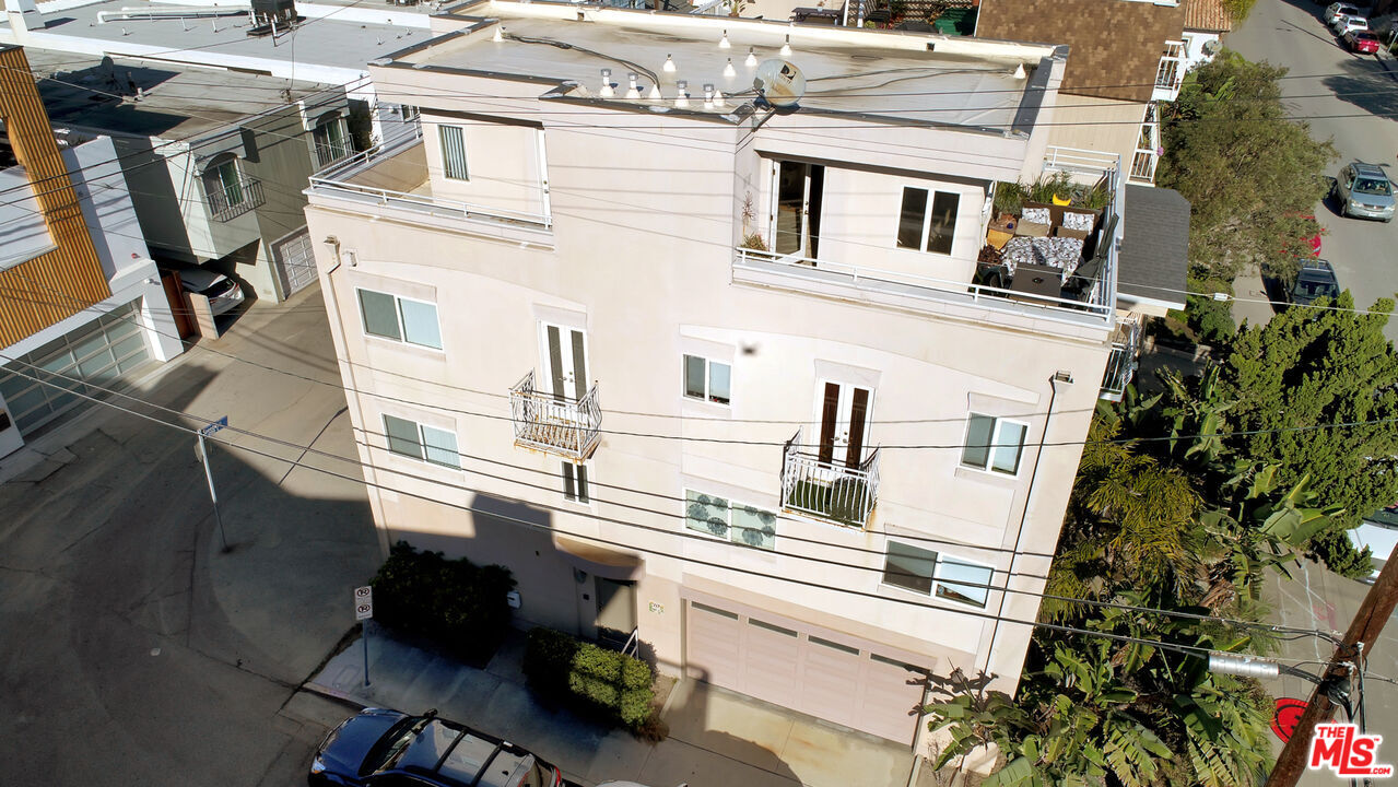 6521 Pacific Avenue Playa del Rey, CA 90293 - Photo 40 of 42 a view of a chairs and table in a patio
