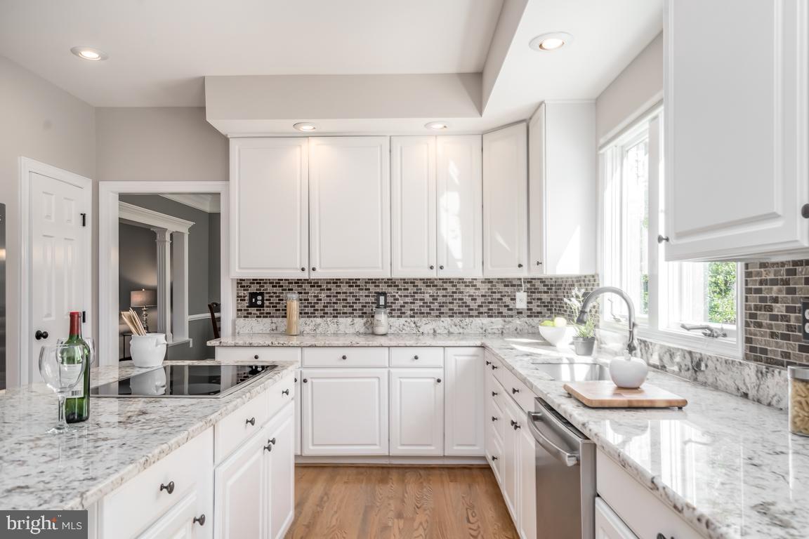 12907 Hedgetop Drive Herndon, VA 20171 - Photo 15 of 60 Gorgeous granite countertops