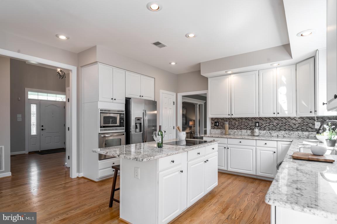 12907 Hedgetop Drive Herndon, VA 20171 - Photo 16 of 60 Stainless steel appliances