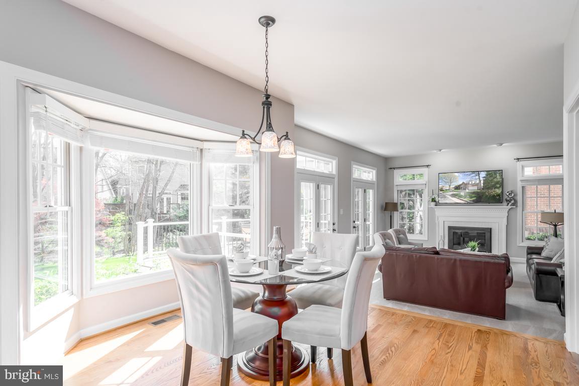 12907 Hedgetop Drive Herndon, VA 20171 - Photo 19 of 60 Breakfast area with large bay window